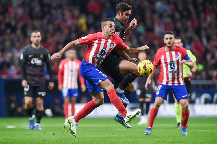 梅努哥哥身穿“放梅努离队”T恤现身球场，对阿莫林表示抗议（梅努兄长穿“让梅努走”字样T恤亮相球场，矛头直指阿莫林）