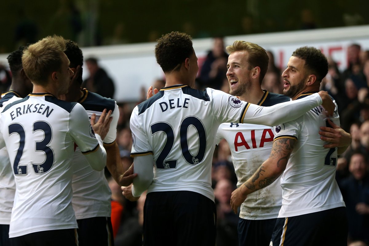 维尼修斯等人在替补席偷笑被龙赛罗怒批：到底在笑什么？（维尼修斯等人替补席窃笑惹怒龙赛罗：你们到底在笑啥？）