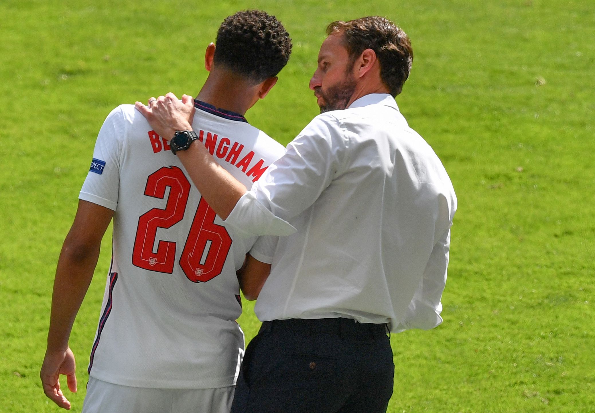 后卫关键拦截，守住关键领先