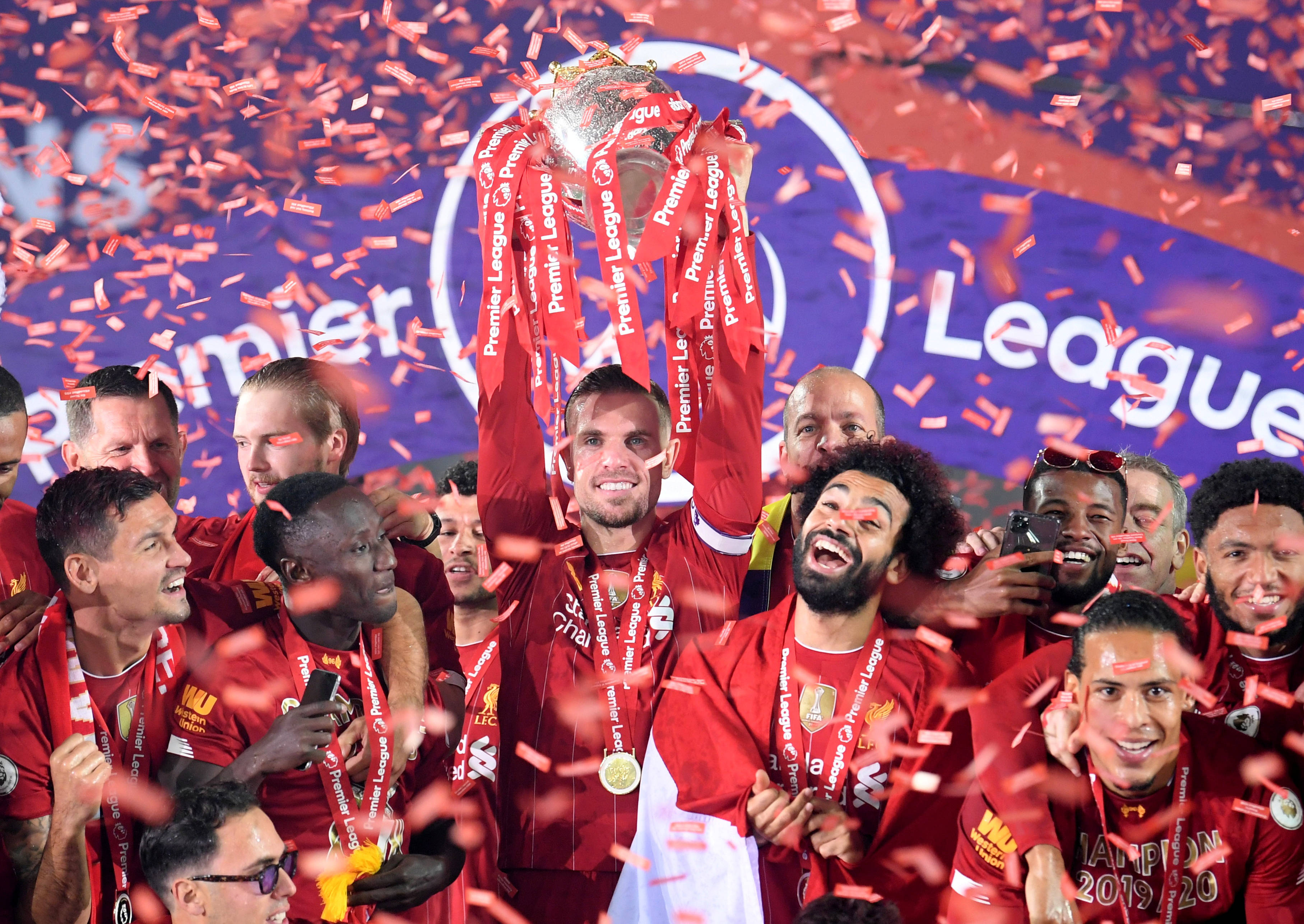 泰山纪念建队32周年，队史5次夺顶级联赛冠军，8次足协杯冠军