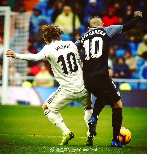 足球国足忙碌备战，训练场加练至夜晚（国足紧锣密鼓备战，训练加练到夜晚）