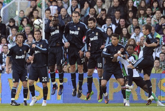 76人以123-114战胜雄鹿，马克西砍54分，助球队逆转三连败，稳居东部第六。