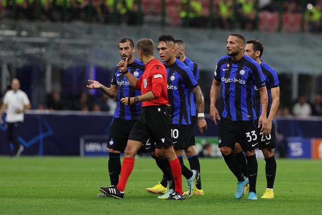 自掏腰包也要来？曝26岁巴西铁腰加盟泰山在即，中场硬度直接升级