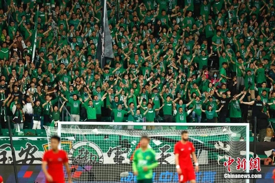 足球欧冠豪门锁定小组第一提前晋级（欧冠豪门锁定小组头名，提前晋级）