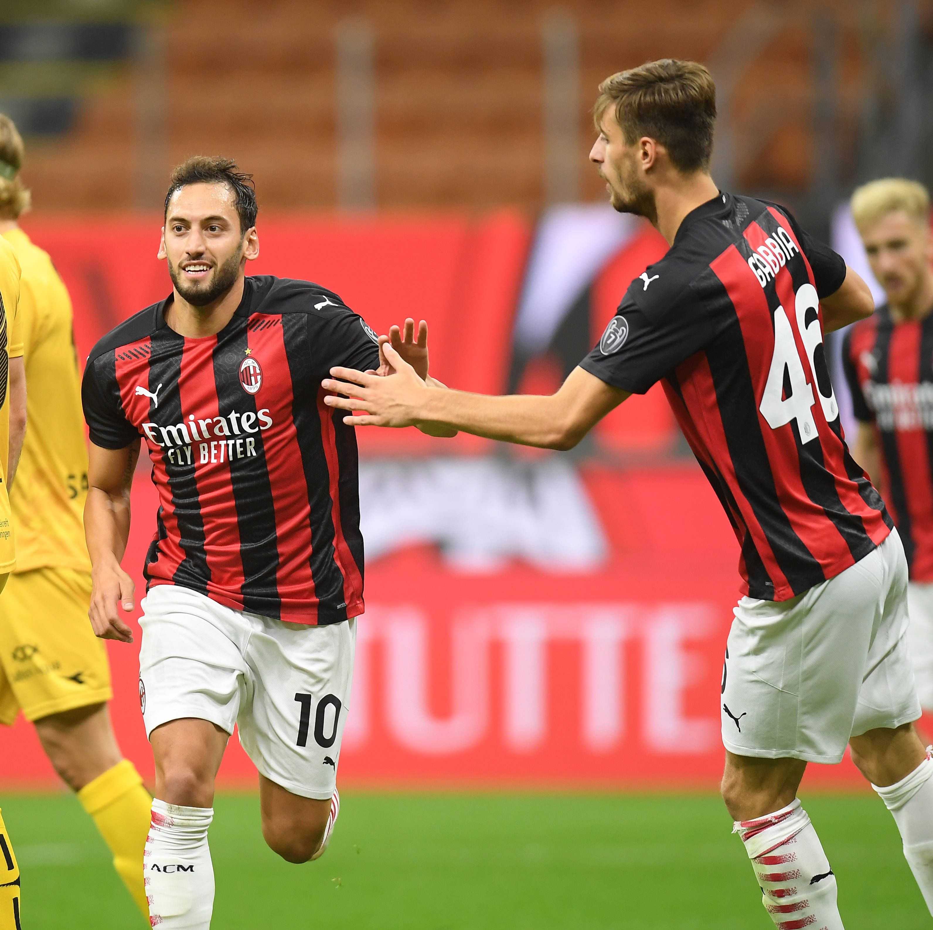 TA：贝隆因指示球员在赛前列队礼中背对对手被禁足6个月